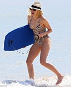 Наоми Уоттс (Naomi Watts) wearing a swimsuit at a beach in Australia,16.12.13 (72xHQ) 8a3c84296579886