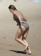 Наоми Уоттс (Naomi Watts) wearing a swimsuit at a beach in Australia,16.12.13 (72xHQ) Bce06b296579969