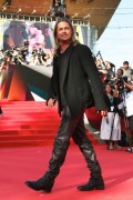Брэд Питт (Brad Pitt) Attends at the opening of the 35th Annual Moscow International Film Festival in Moscow (June 20, 2013) - 51xHQ 14604e299066705