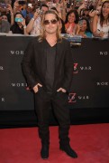 Брэд Питт (Brad Pitt) 'World War Z' New York Premiere, Duffy Square in Times Square (June 17, 2013) - 206xHQ Dc1b93299069760