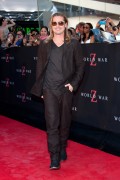 Брэд Питт (Brad Pitt) 'World War Z' New York Premiere, Duffy Square in Times Square (June 17, 2013) - 206xHQ 064035299072922