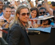 Брэд Питт (Brad Pitt) 'World War Z' New York Premiere, Duffy Square in Times Square (June 17, 2013) - 206xHQ 797fa7299070941