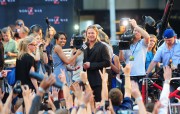 Брэд Питт (Brad Pitt) 'World War Z' New York Premiere, Duffy Square in Times Square (June 17, 2013) - 206xHQ Ba22a7299070529