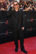 Брэд Питт (Brad Pitt) 'World War Z' New York Premiere, Duffy Square in Times Square (June 17, 2013) - 206xHQ C22246299071395