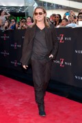 Брэд Питт (Brad Pitt) 'World War Z' New York Premiere, Duffy Square in Times Square (June 17, 2013) - 206xHQ F914fb299072926