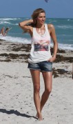 Эммануэла де Паула, Джессика Харт (Jessica Hart, Emanuela de Paula) Bikini Photoshoot on the Beach in Miami - 06.12.2013 -  285 HQ A55a95301851429