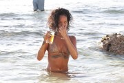 Рианна (Rihanna) On the beach, Barbados, 2013-12-28 (82xHQ) 2a9f8b309924613