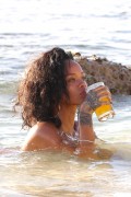 Рианна (Rihanna) On the beach, Barbados, 2013-12-28 (82xHQ) 3be5c1309924306