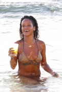 Рианна (Rihanna) On the beach, Barbados, 2013-12-28 (82xHQ) 4d4c9f309924457