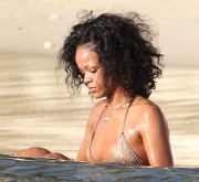 Рианна (Rihanna) On the beach, Barbados, 2013-12-28 (82xHQ) 6f5c1a309924564