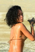 Рианна (Rihanna) On the beach, Barbados, 2013-12-28 (82xHQ) 773531309924242