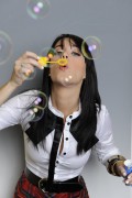 Кэти Перри (Katy Perry) Blowing Bubbles & Licking a Lolly Photo-Shoot (Joerg Carstensen) (28xHQ) 515549313134883