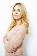 Сиенна Миллер (Sienna Miller) poses for a portrait on Friday, October 5, 2012 in New York (35xHQ) 2131b5317738075