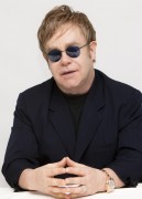 Элтон Джон (Elton John) Gnomeo and Juliet press conference (Los Angeles, 21.01.2011) - 10xHQ 381fe1323182378