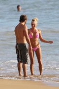 Памела Андерсон (Pamela Anderson) - in bikini on beach  Hawaii, 2013.08.08 (12xHQ) Bf3075325655008