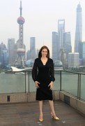 Анджелина Джоли (Angelina Jolie)   Photograph session for Maleficent in Shanghai, China on June 3, 2014 - 5xHQ B372e9330880053
