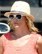 Бритни Спирс (Britney Spears) grabbing a coffee at Starbucks in Westlake Village, 22.07.2014 (19xHQ) Ebf45f341434629