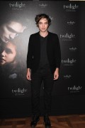 Роберт Паттинсон (Robert Pattinson) Twilight, Paris, 9.02.2008 - 6xHQ 2971dd342630298