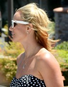 Бритни Спирс (Britney Spears) Out for some solo shopping in Westlake Village, 13.08.2014 - 117хHQ 0f5269347449382