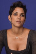 Холли Берри (Halle Berry) Frankie and Alice press conference portraits by Munawar Hosain (Hollywood, November 30, 2010) (103HQ) D0679d348136937