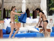 Кара Делевинь и Мишель Родригес (Michelle Rodriguez, Cara Delevigne) at beach in Cancún, Mexico, 2014.03.28 (58xHQ) 6dc558349072579