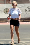 Бритни Спирс (Britney Spears) Has lunch at Wildflour Bakery & Cafe in Thousand Oaks, 22.08.2014 - 33xHQ 4647b6356856859