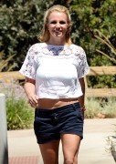 Бритни Спирс (Britney Spears) Has lunch at Wildflour Bakery & Cafe in Thousand Oaks, 22.08.2014 - 33xHQ 5de11b356856937