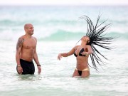 Мелани Браун, Стефен Белафонте (Melanie Brown, Stephen Belafonte) Bikini candids on the beach in Mexico - 07.09.14 (39хHQ) 913bcb356857625