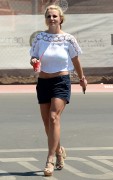 Бритни Спирс (Britney Spears) Has lunch at Wildflour Bakery & Cafe in Thousand Oaks, 22.08.2014 - 33xHQ Be2171356856892