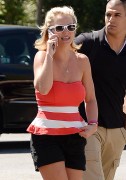 Бритни Спирс (Britney Spears) Starbucks in Thousand Oaks, 11.08.2014 - 80xHQ Fecb5e356857289