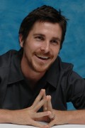 Кристиан Бэйл (Christian Bale) 'Batman Begins' Press Conference (2005) 3c68f5356890403
