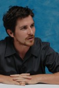 Кристиан Бэйл (Christian Bale) 'Batman Begins' Press Conference (2005) A586d7356890431