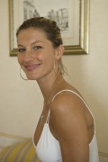 Жизель Бундхен (Gisele Bündchen) Photoshoot in a hotel room in Rio de Janeiro, 2009 - 19xHQ 606037361991294