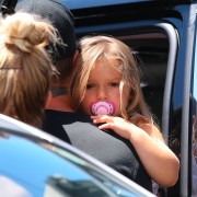 Виктория и Дэвид Бекхэм (David, Victoria Beckham) take daughter Harper to SoulCycle in Brentwood, 23.08.2014 (21xHQ) 5b61bb363216393
