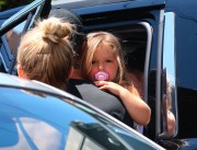 Виктория и Дэвид Бекхэм (David, Victoria Beckham) take daughter Harper to SoulCycle in Brentwood, 23.08.2014 (21xHQ) 82938b363216343