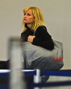 Риз Уизерспун (Reese Witherspoon) Departs out of JFK airport in NY,29.10.2014 (21xHQ) 115470364179881