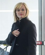 Риз Уизерспун (Reese Witherspoon) Departs out of JFK airport in NY,29.10.2014 (21xHQ) F0bc72364179855