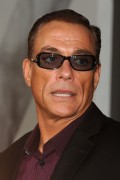 Жан-Клод Ван Дамм (Jean-Claude Van Damme) Premiere of The Expendables 2 at Grauman's Chinese Theatre in Los Angeles,15.08.2012 - 77хHQ E13ccd371204056