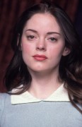 Роуз МакГоун (Rose McGowan) портрет с пресс конференции к сериалу "Charmed (Зачарованные), 2001 (3хHQ) B82d42380204035