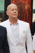 Брюс Уиллис (Bruce Willis) attends Red 2 premiere held at Westwood Village in Los Angeles, July 11, 2013 - 10xHQ A625f5381276282