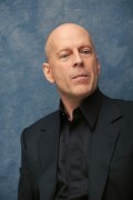 Брюс Уиллис (Bruce Willis)  Live Free or Die Hard press conference (Los Angeles, June 1, 2007) 84944b381916604