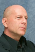 Брюс Уиллис (Bruce Willis)  Live Free or Die Hard press conference (Los Angeles, June 1, 2007) 502bbf381921223