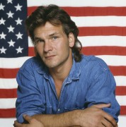 Патрик Суэйзи (Patrick Swayze) poses in front of the Stars and Stripes, October 1992 7xHQ 9288e5382386833