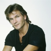 Патрик Суэйзи (Patrick Swayze) poses in front of the Stars and Stripes, October 1992 7xHQ Aff50a382386816