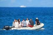 Тейлор Свифт (Taylor Swift) on a boat, Maui, Hawaii, 2015.1.24 (57xHQ) 716e29386397722