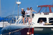 Тейлор Свифт (Taylor Swift) on a boat, Maui, Hawaii, 2015.1.24 (57xHQ) E502f0386397609