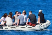 Тейлор Свифт (Taylor Swift) on a boat, Maui, Hawaii, 2015.1.24 (57xHQ) F64b54386397691