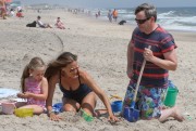Сара Джессика Паркер (Sarah Jessica Parker) on the beach in Montauk, 17.08.2014 (29xHQ) E81e4c387413297