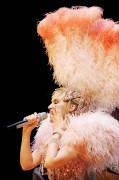 Кайли Миноуг (Kylie Minogue) Showgirl Homecoming Tour (25xHQ) Be0ba3390111523