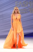 Кейт Аптон (Kate Upton) walking the runway at Liverpool Fashion Fest AW 2012 in Mexico City, 01.03.2012 (48xHQ) 024c27393941966